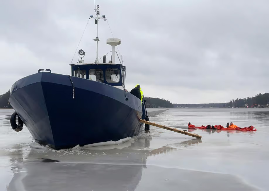 Redrib steelboat with customers in survival suits next to it